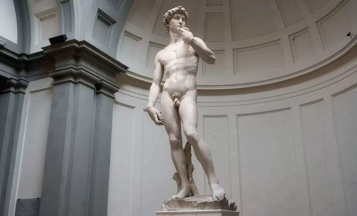 статуя голого мужчины и увеличение члена