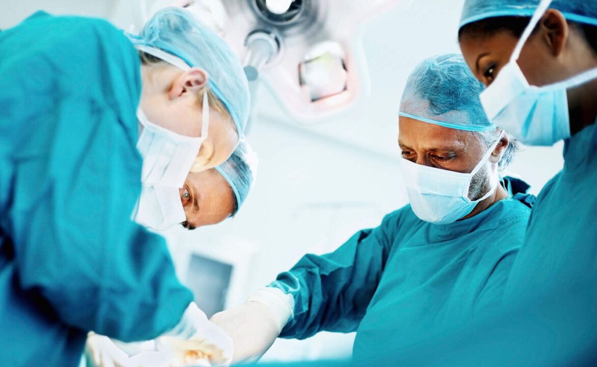 Процесс увеличения члена хирургами посредством проведения операции