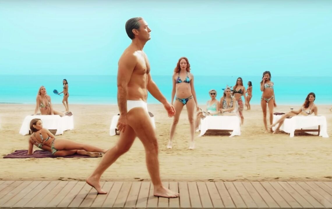 Девушки на пляже засмотрелись на мужчину, который увеличил свой член